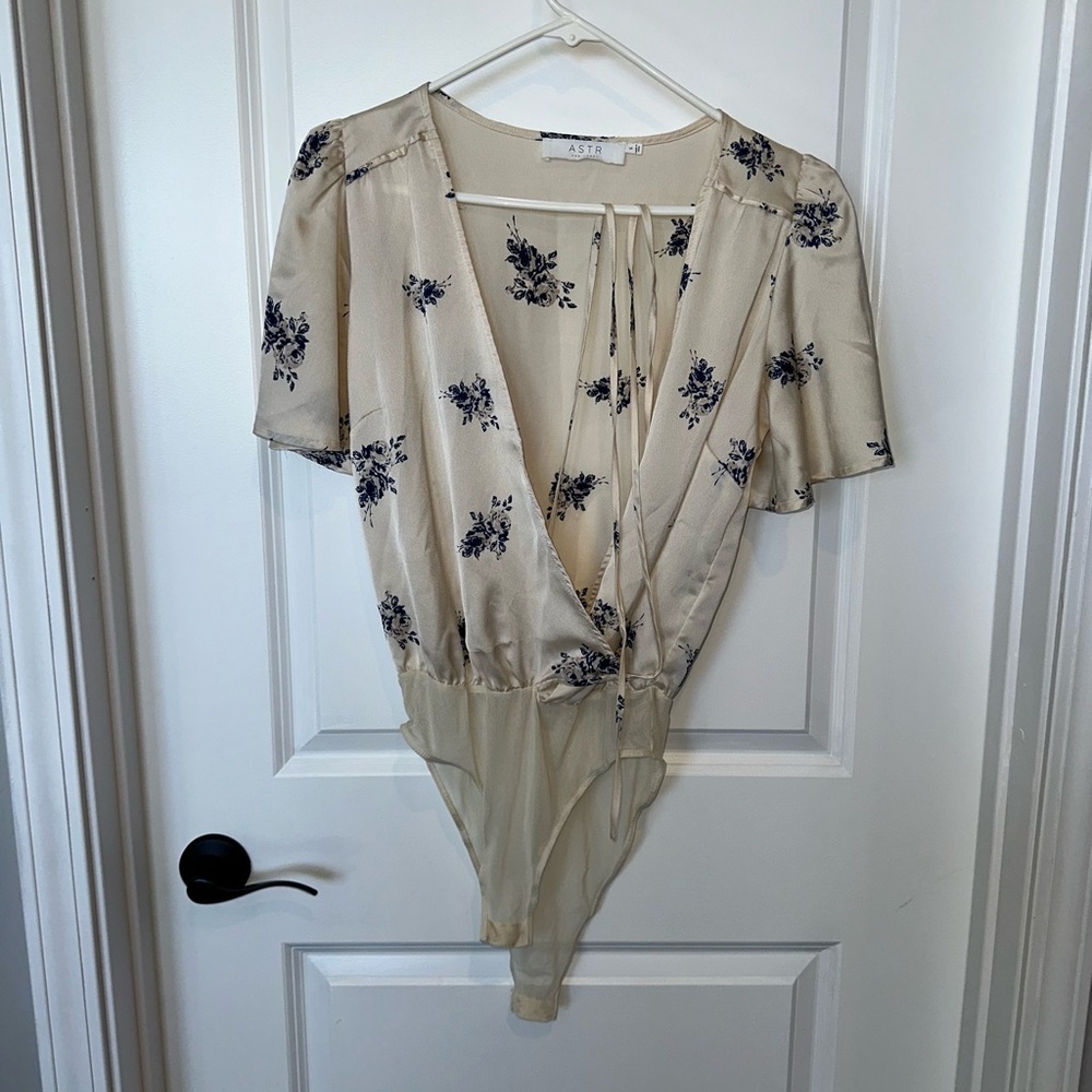 🚫ON HOLD - ASTR The Label Silk Cream Floral Bodysuit